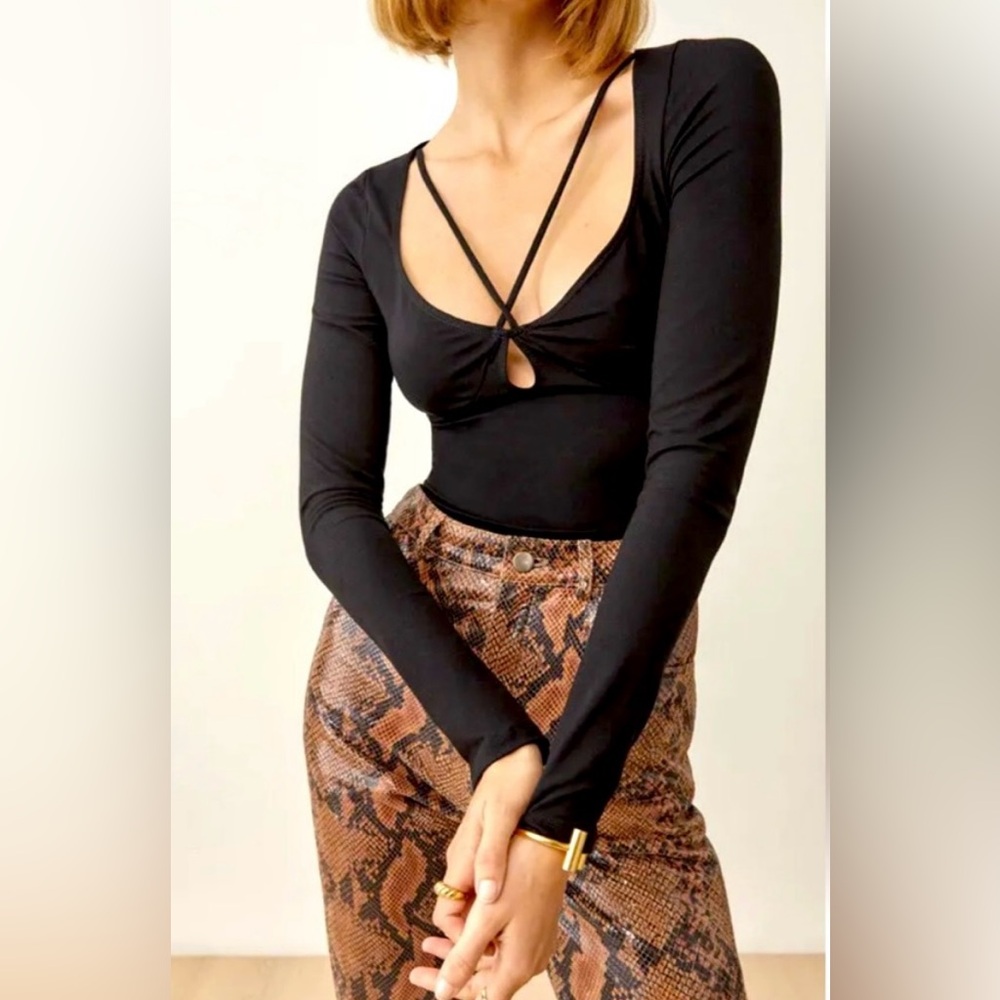 NWT REFORMATION Sybil Crossover Jersey Top
In Black